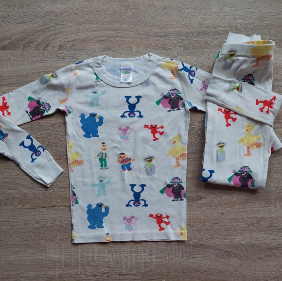 Hanna Andersson Sesame Street pjs 6-7 - Picture 3 of 16